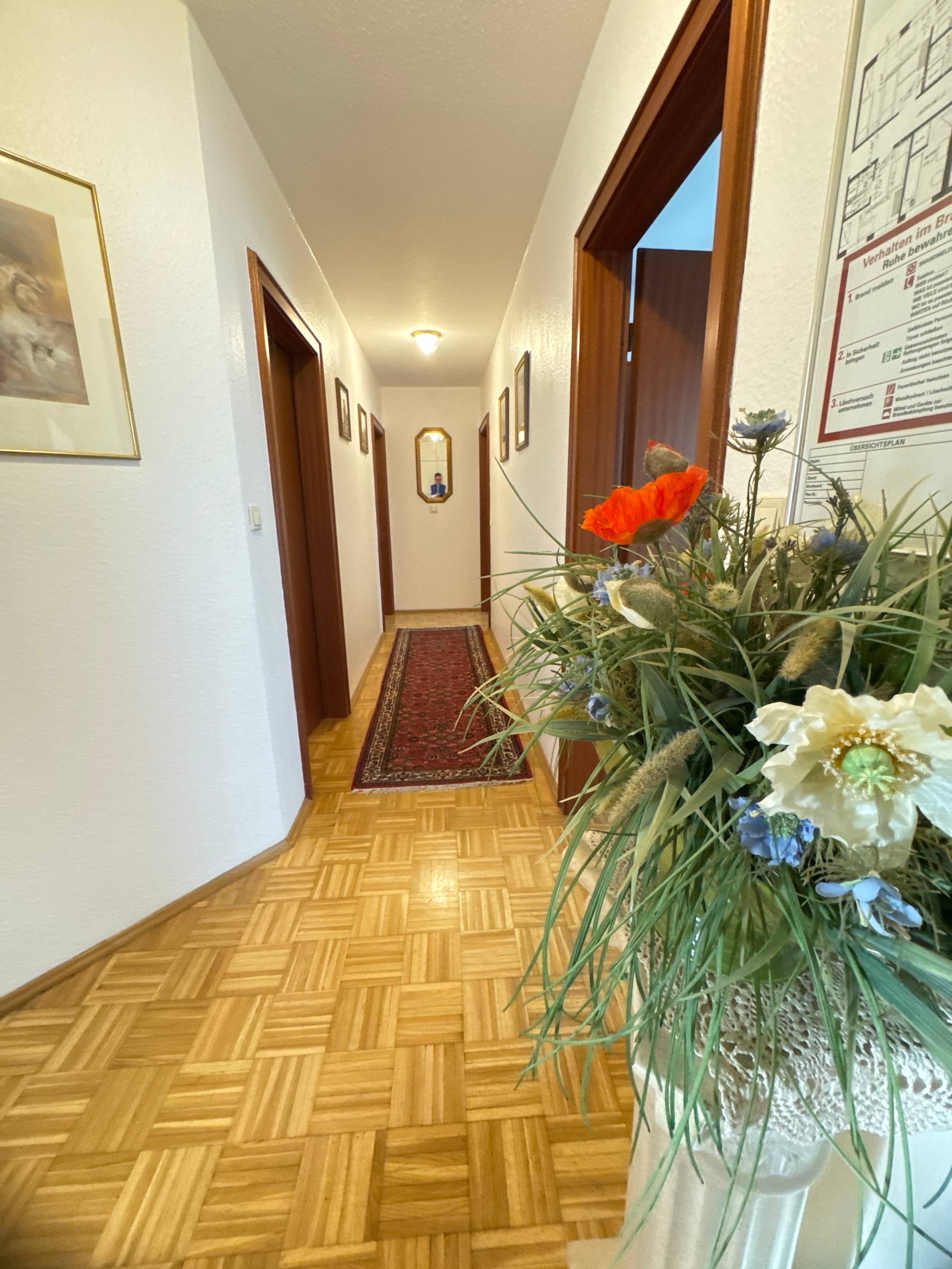 Blumen im hellen Eingangsbereich der Hotellerie Gasthaus Schubert